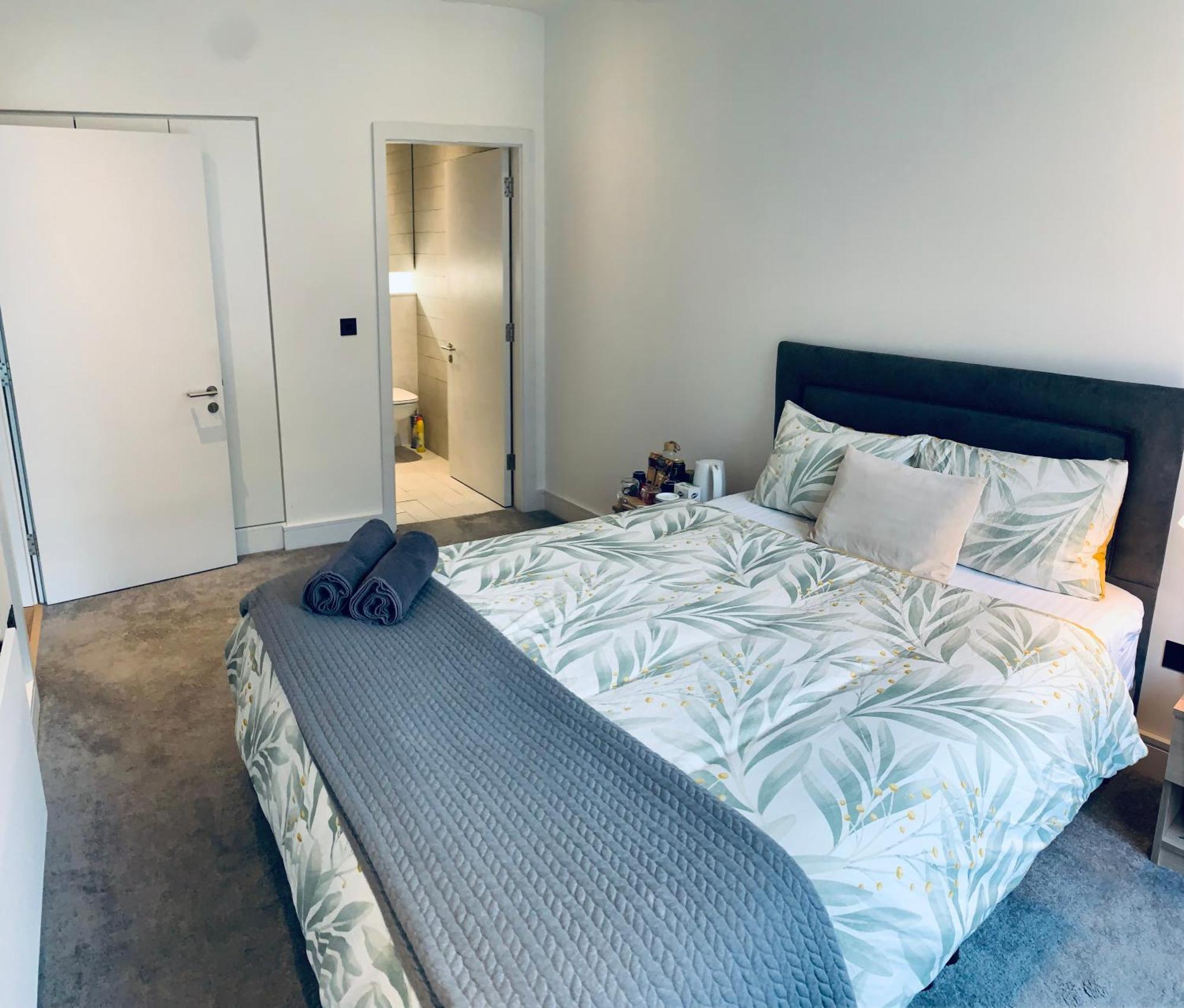Modern Ensuite Double Bedroom Séjour chez l'habitant