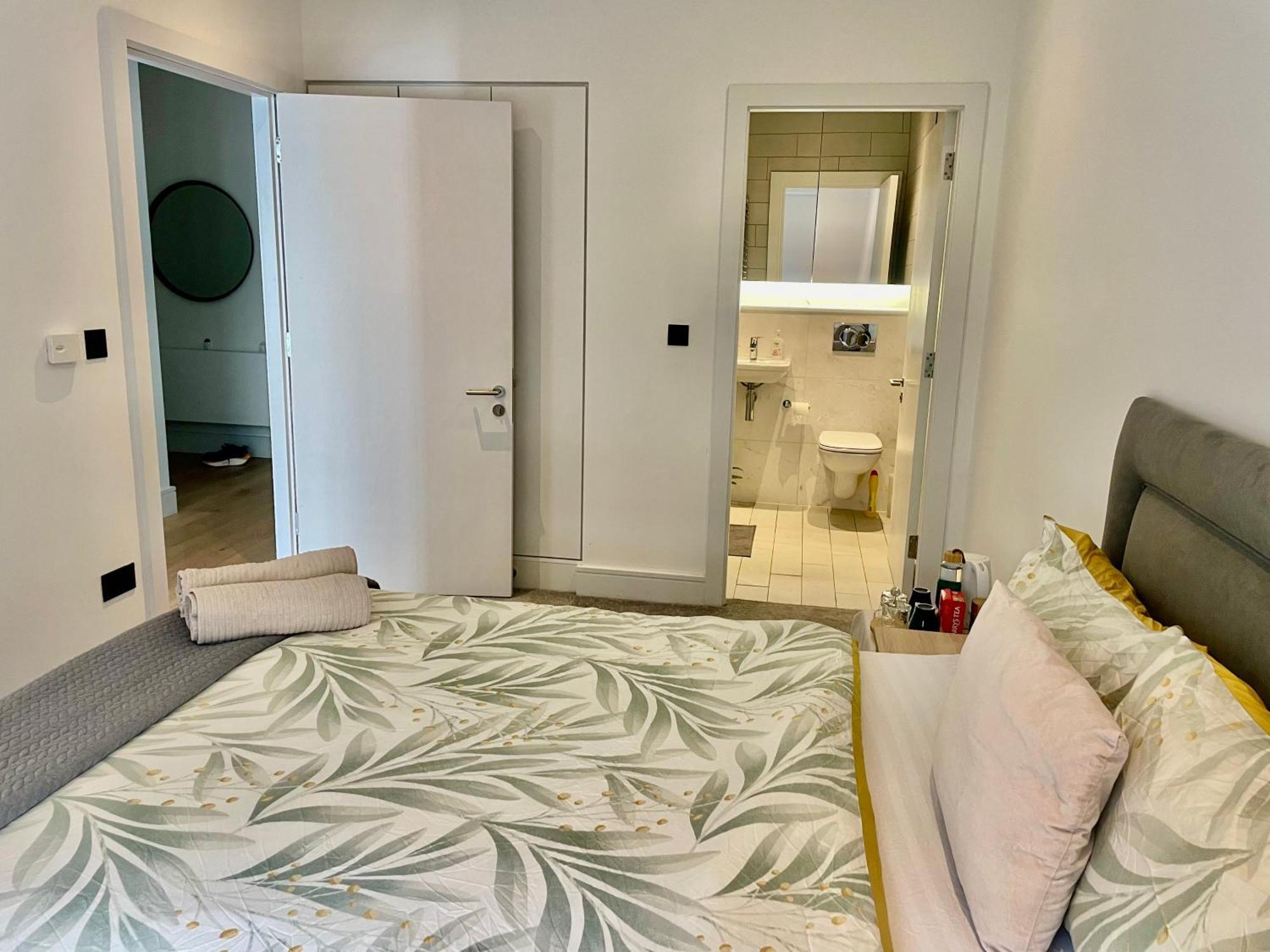 Séjour chez l'habitant Modern Ensuite Double Bedroom *