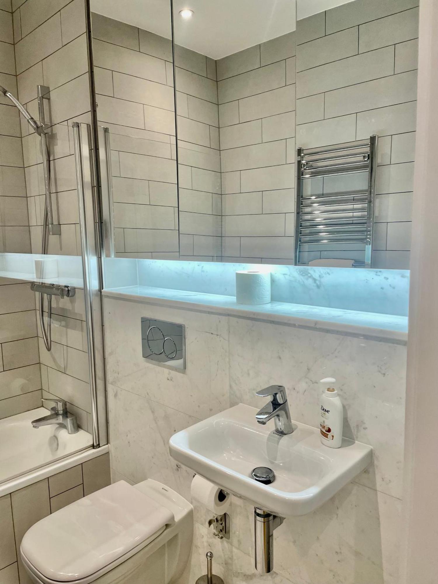 Modern Ensuite Double Bedroom Séjour chez l'habitant *